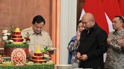 Potong Tumpeng, Prabowo Berterima Kasih atas Doa dan Harapan di Hari Ulang Tahunnya