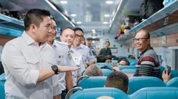 Seskab Teddy Tinjau Kereta Rakyat, Tarif Turun dan Fasilitas Meningkat