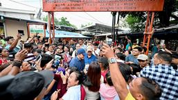 Datangi Bantaran Kereta di Kawasan Senen, Prabowo: Tekad Saya Sediakan Hunian Layak