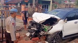 Mobil Fortuner Anggota DPRD Lampung Hancur Usai Hantam Pagar Rumah Warga