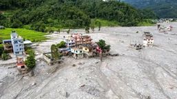 Banjir Bandang Hantam Jalur Pendakian Nepal
