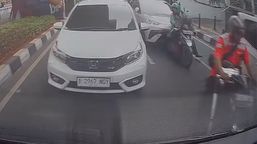 BYD Tabrak Sejumlah Kendaraan di Blok M, Driver Ojol Patah Tulang