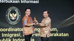 Menko Yusril Sabet Nusantara Awards Kategori Penggerak Reformasi Hukum & Keterbukaan Informasi