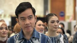 Cek Fakta: Foto Gibran Tunjukkan Ijazah SMA di MK
