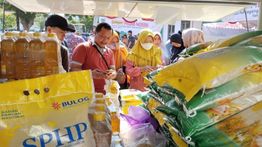 Bahan Plastik Seret, Beras SPHP Pakai Kemasan Lama