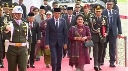 Baru Sembuh Operasi, Prabowo Langsung Jalan Kaki Bareng Jokowi di HUT Bhayangkara