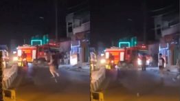 Mengerikan! Detik-detik Mobil Damkar Tertabrak Kereta di Indramayu