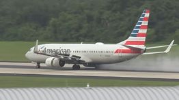 Ngeri! Ban Pesawat Boeing American Airlines Meledak dan Terbakar saat Lepas Landas
