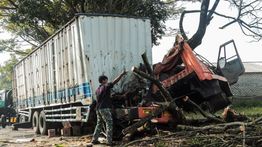 Kecelakaan Maut di Cianjur, Truk Muatan Popok Tabrak Mobil Gran Max dan Pemotor hingga Tewas