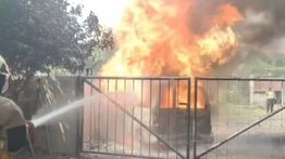 Demo di Pati Ricuh, 1 Mobil Polisi Dibakar