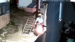 2 Pria Terekam CCTV Curi Besi Penutup Saluran Gorong-gorong di Depok