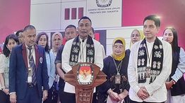 Dharma-Kun Datangi KPU Jakarta, Pendukung Kompak Teriaki ‘kunfayakun’