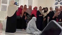 Viral Emak-emak Asik Berfoto Depan Orang yang Sedang Salat, Netizen: Tidak Punya Akhlak