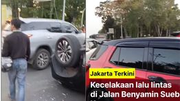 Dua Mobil Adu Banteng di Kemayoran, Satunya Sampai Terbalik Ringsek Parah