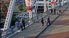 Viral Aksi Heroik Jon Bon Jovi Selamatkan Wanita yang Mau Terjun dari Jembatan Nashville