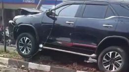 Fortuner Hitam Penyok Usai Hantam Tiang Lampu di Depan Klinik NMM Meruya Utara