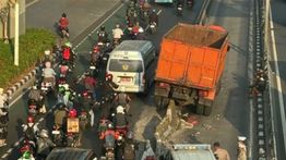 Truk Tabrak Separator Transjakarta di Jalan Gatot Subroto, Lalu Lintas Macet!