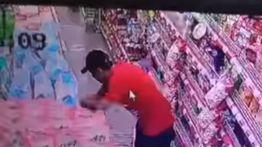 Terekam CCTV, Maling Tukar Sandal Lama dengan Baru di Rak Minimarket