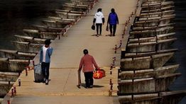 Bangun Jembatan Perahu di Desa Terpencil Pake Uang Pribadi, Pria Ini Malah Dipenjara