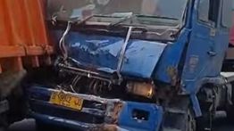 Truk Kontainer Ringsek Terlibat Kecelakaan di Jalan Kosambi, Langsung Macet Parah