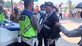 Viral Pemotor Pura-pura Kesurupan Robocop Saat Ditilang Polisi, Jadi Tontonan Pengendara Lain