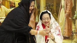 Momen Haru Megawati Berkerudung Putih Ziarah ke Makam Imam Al Bukhari