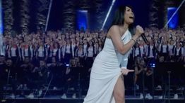 Bikin Takjub! Anggun Konser Spektakuler Diiringi 2000 Paduan Suara di Perancis