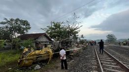 Tabrakan Maut: Truk Mixer Hantam Kereta Api Taksaka di Jalan Sedayu