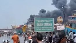 Kapal Terbakar di Pelabuhan Muara Baru Penjaringan, Asap Tebal Membumbung Tinggi