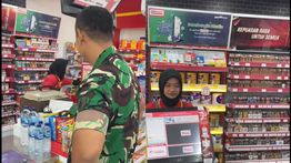 Bikin Senyum-senyum, Bapaknya TNI Ngecek Putri Cantiknya Jadi Kasir Alfamart