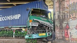 Kecelakaan Mengerikan di Pintu Carnaval Ancol Jakut, Truk Sampai Ringsek