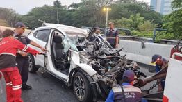 Kecelakaan di Jalan Layang Tol JORR Pondok Indah Arah Simatupang, 1 Mobil Ringsek Parah