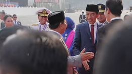  Momen Kocak Prabowo Kenalkan Wapres Terpilih ke Jokowi saat HUT TNI di Monas