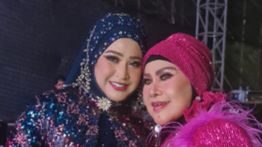 Potret Elvy Sukaesih dan Wirdha Sylvina Hangatkan Panggung Synchronize Fest