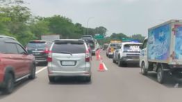 Kecelakaan Tunggal di Tol BORR, Mobil Box Tabrak Pembatas Jalan