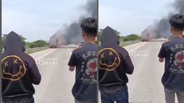 Truk Pembawa Paket Terbakar di Jalan Tol, Api Berkobar