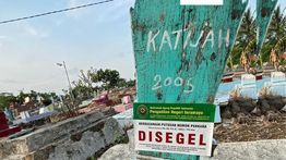 Viral! Sejumlah Makam Disegel dan Catut Logo PN Indramayu