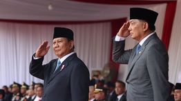 Semarak Warga Sambut Prabowo dan Menhan Sjafrie Naik Maung Setelah Serah Terima Jabatan