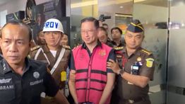 Penampakan Thomas Lembong Pakai Rompi Pink saat Dibawa ke Rutan Kejari