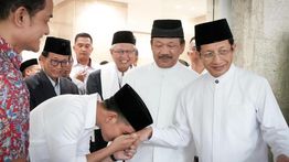 Wapres Gibran Cium Tangan Menag Nasaruddin Umar Saat Sholat Jumat di Masjid Istiqlal