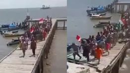 Detik-Detik Jembatan Ambruk Saat Warga Sambut Anggota DPRD di Kepulauan Aru