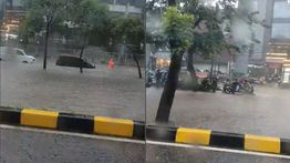 Hujan Deras Guyur Jaksel, Jalan Depan Mall Gandaria City Banjir dan Bikin Macet Parah