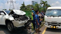 Lexus Putih Ringsek Kecelakaan Beruntun di Cawang