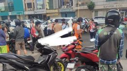 Dihantam Mobil, Penumpang Ojol Wanita Tewas Terkapar di Boulevard Barat Raya Kelapa Gading