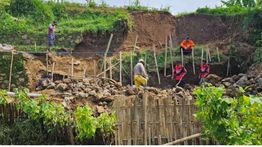 Hujan Deras Picu Longsor, Jalan Penghubung di Desa Cipanas Ambruk