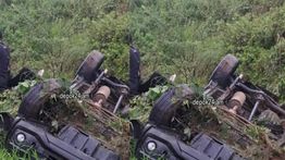 Penampakan Mobil Dinas Camat Bojongsari Ringsek Terguling di Tol Ciawi