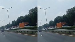 Mobil Box Terguling di Tol Jatiwarna, Lalu Lintas Macet Parah