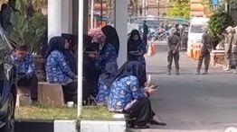 VIDEO: ASN Pemkot Cilegon Telat Upacara Hari Pahlawan, Malah Duduk-duduk Santai