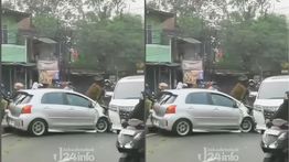 VIDEO: Yaris Hantam Toyota Alphard Sampai Ringsek di Depan Asrama Polri