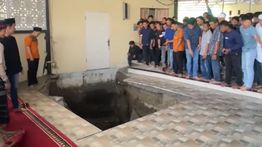 Viral! Detik-detik Mengerikan Lantai Masjid J City Amblas saat Salat Jumat